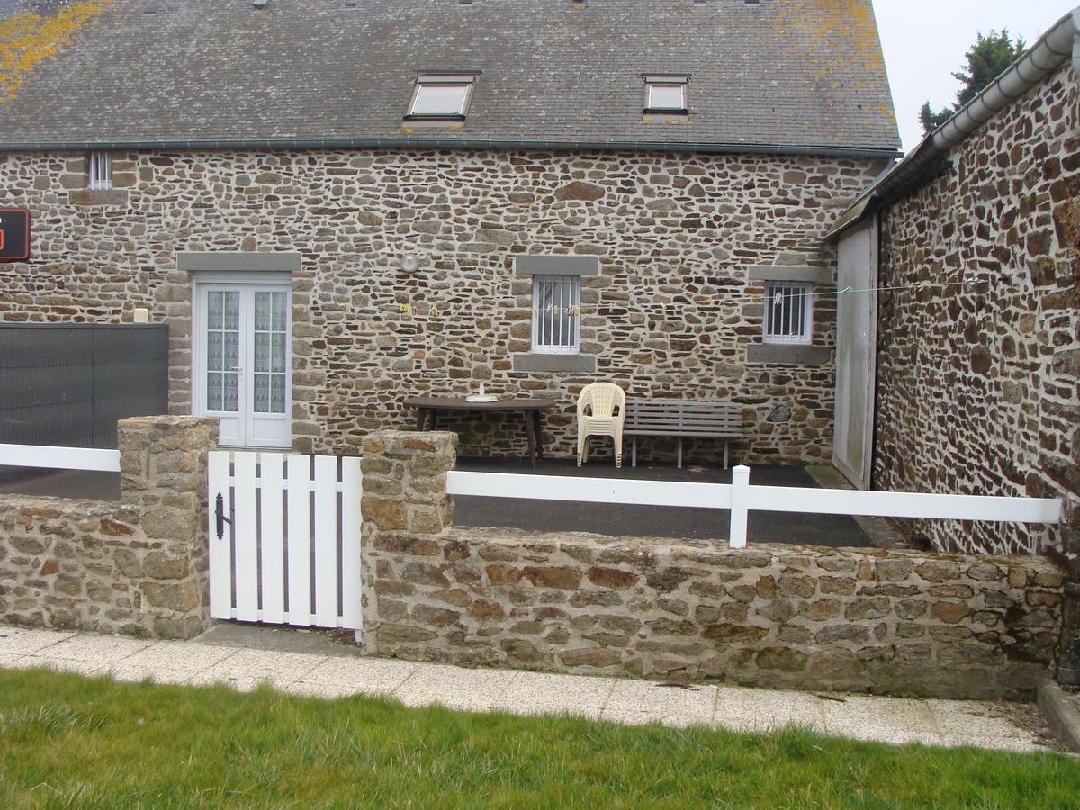 Chambres D'Hotes Le Petit Angle Saint-Broladre Exterior foto