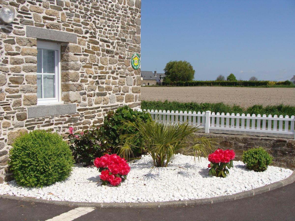 Chambres D'Hotes Le Petit Angle Saint-Broladre Exterior foto